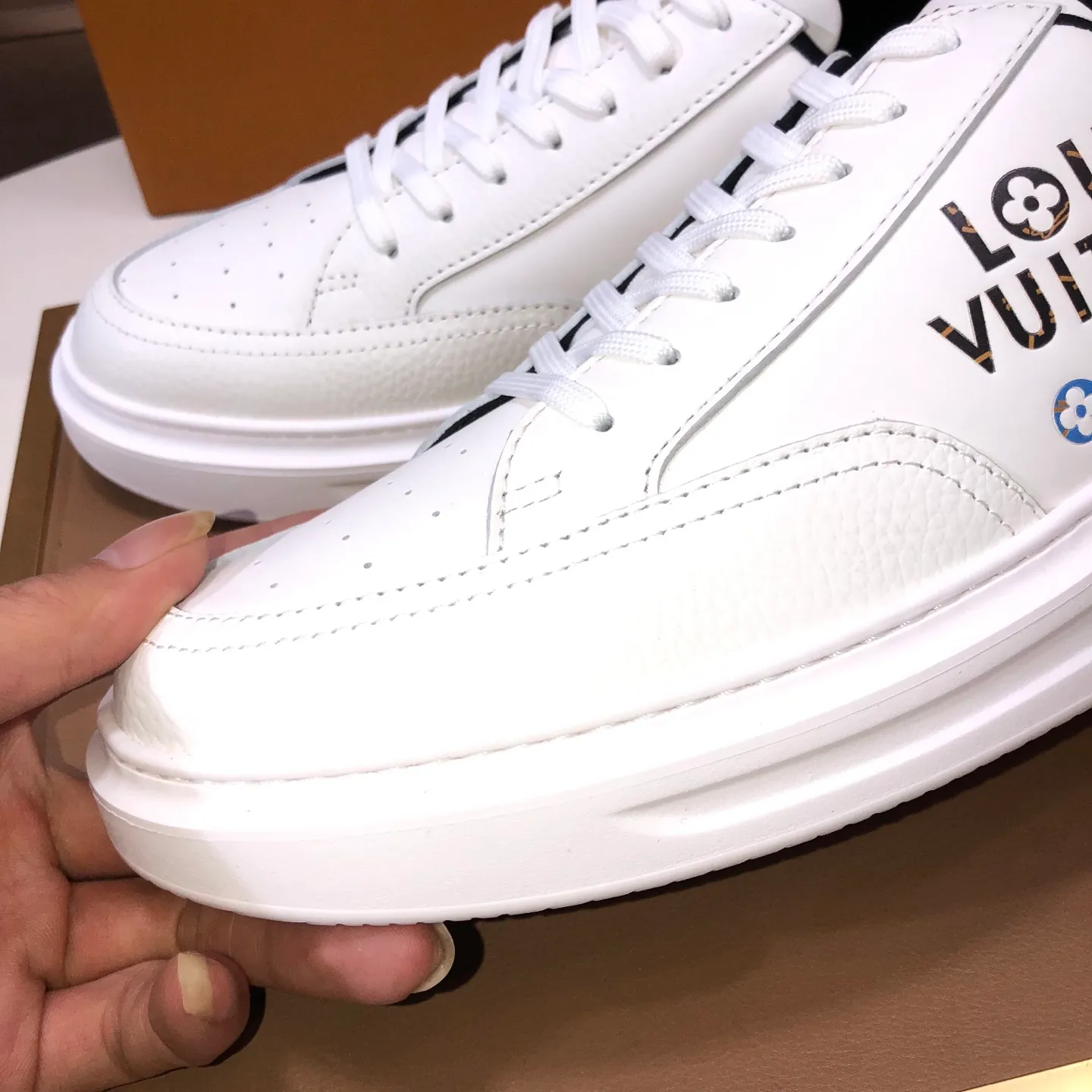 Factory batch 640💰original development, quality shipment, welcome to compare - LV sneaker series sports shoes introduce the loose silhouette of the ready-to-wear series into the spring and summer men's wear shows and make an eye-catching appearance. The cow leather upper is combined with rough fabric laces, and colorful beading highlights the brand's classic elements. LV letters mark the tongue and Monogram floral outsole. Mixed materials Made of top-grain cowhide, thick shoelace design, large Monogram print on the side, mesh lining and cotton feet, the comfort is as extreme as ever, premium heritage, quality first, worth owning! Size: Men’s 38-45 (45 is custom-made and cannot be returned or exchanged)